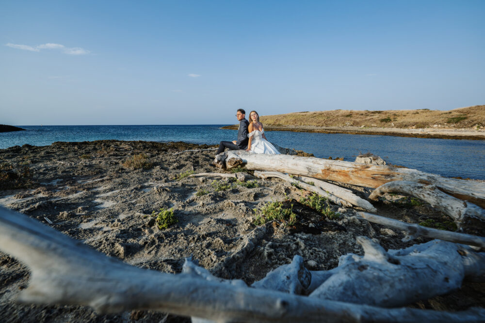 Servizio fotografico matrimonio sulla scogliera a picco sul mare in Puglia