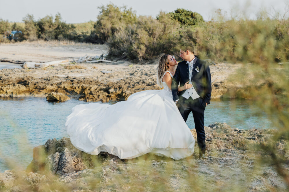 Servizio post wedding sposi vicino all acqua paesaggio naturale Puglia