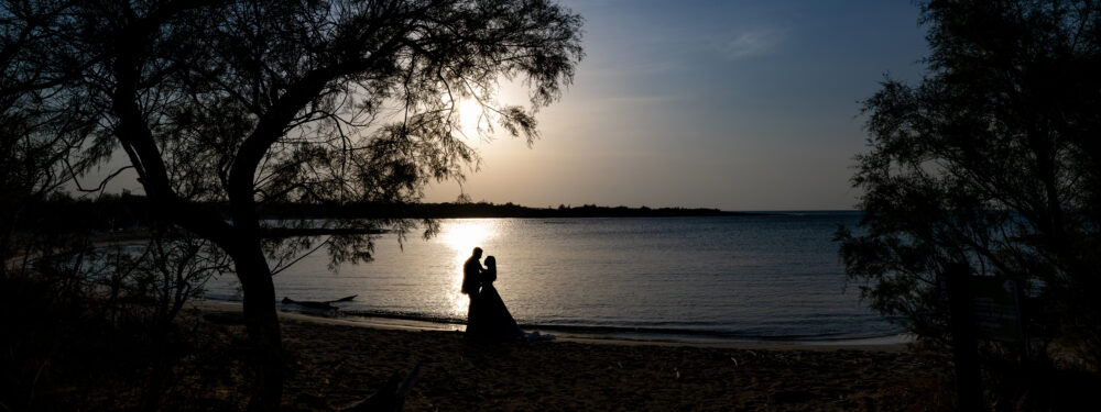 Silhouette sposi controluce sul lago al tramonto scatto artistico d autore