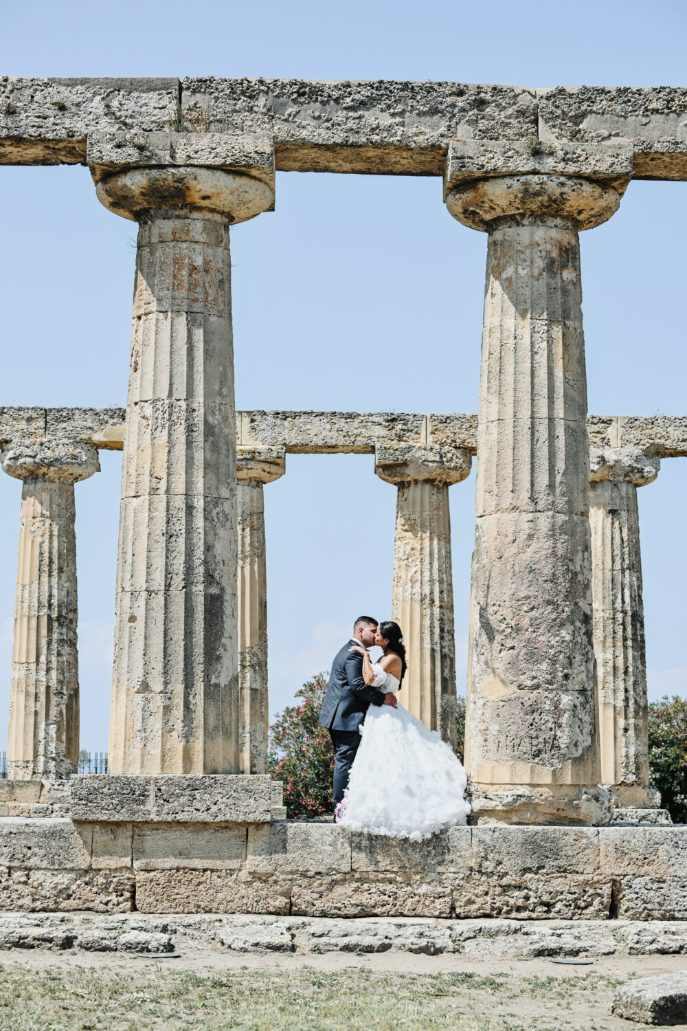 Servizio fotografico sposi tra le colonne antiche dei templi storici