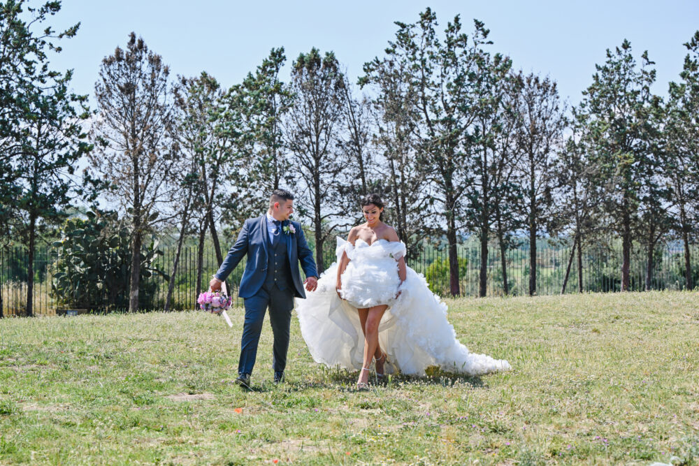 Passeggiata romantica sposi nel prato verde fotografo matrimonio Taranto