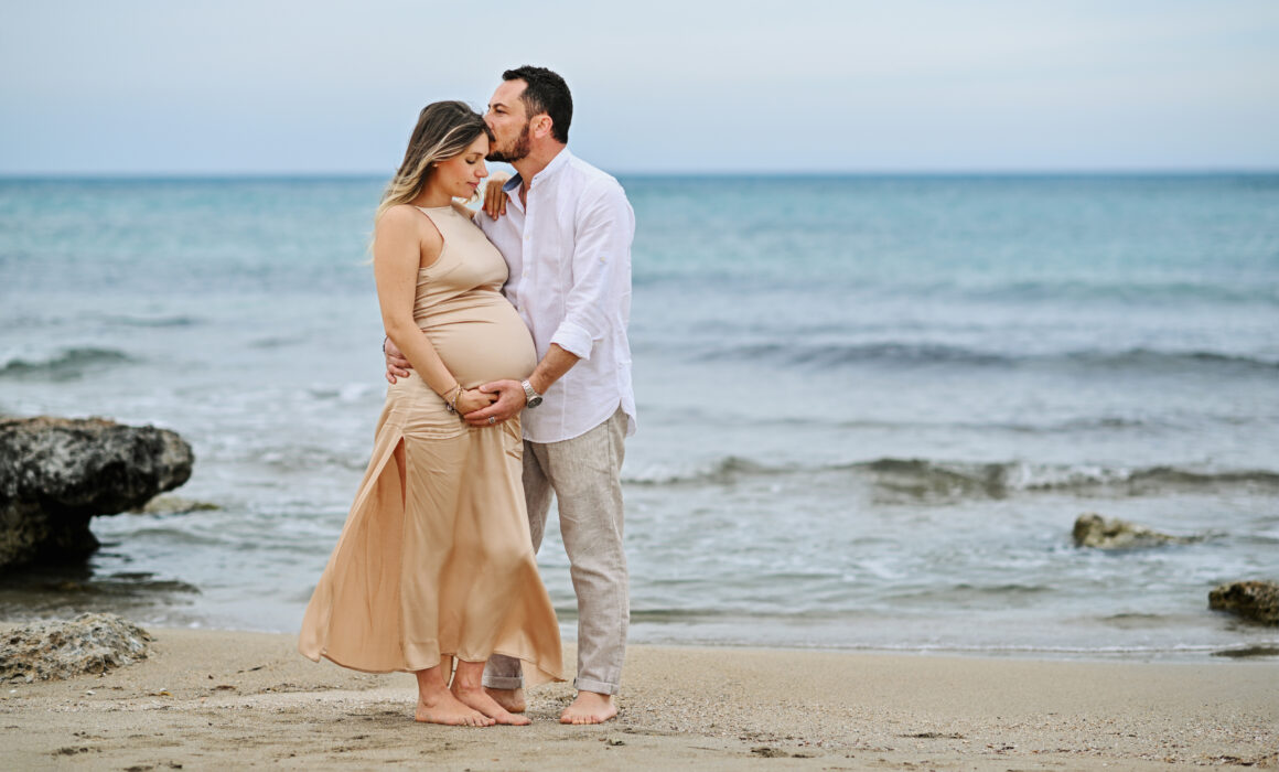 Servizio fotografico di maternità in spiaggia in Puglia, dolce attesa di coppia in riva al mare