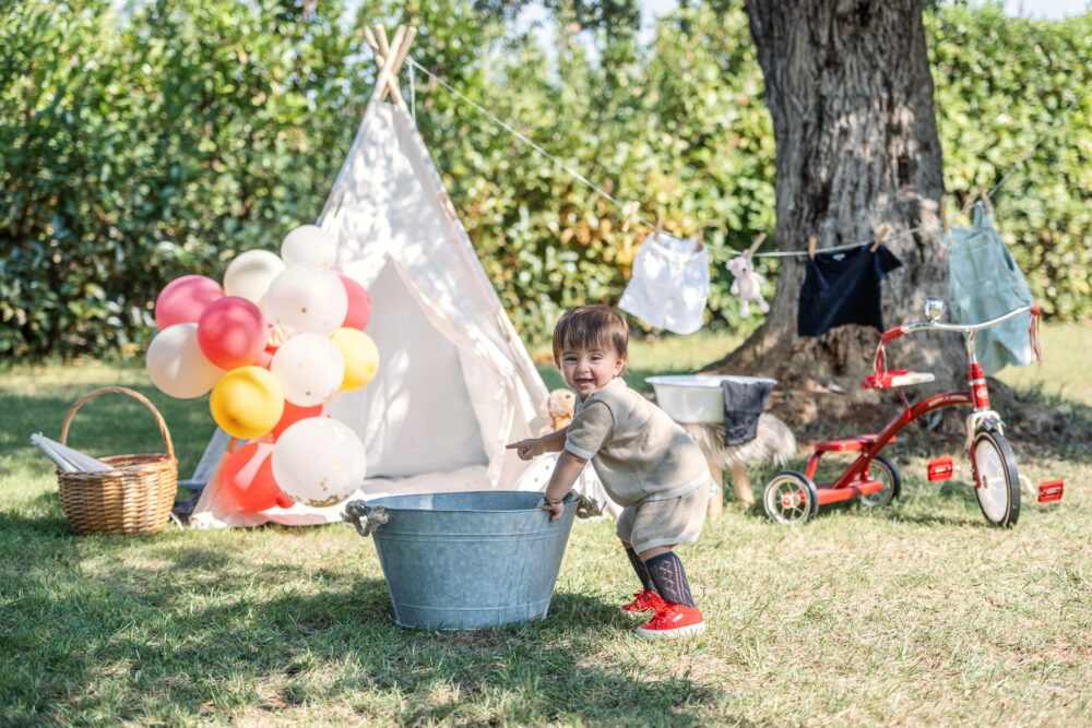 Servizio fotografico bambini primo anno con palloncini colorati all aperto
