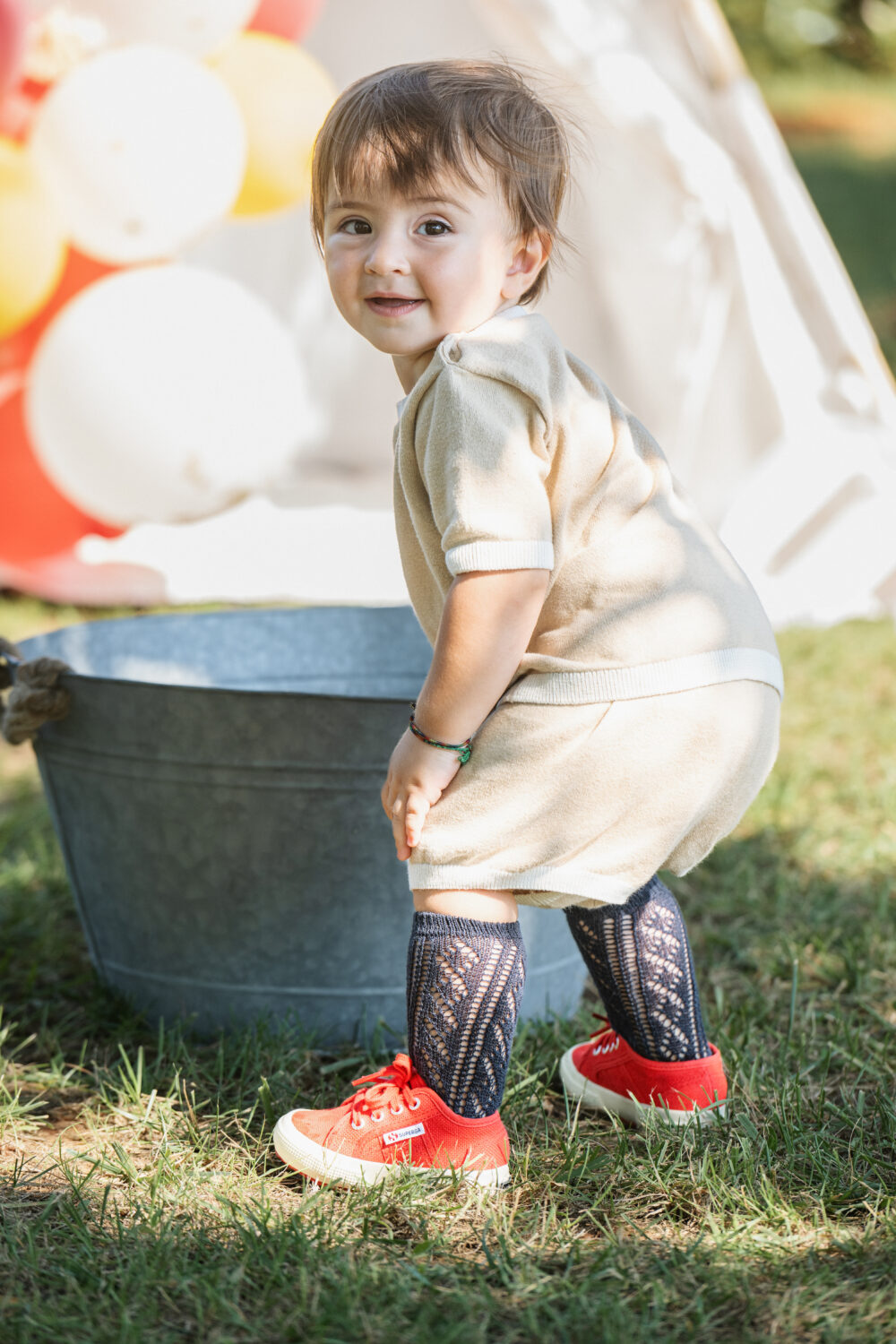 Servizio fotografico bimbi bagnetto all aperto in vasca di zinco vintage