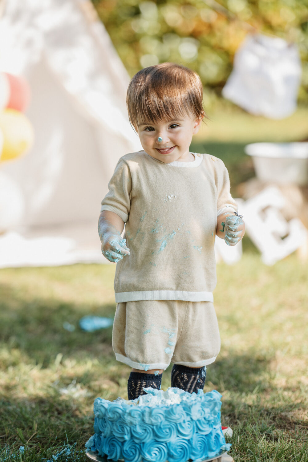 Fotografo bambini Lecce ritratto bimbo sul prato