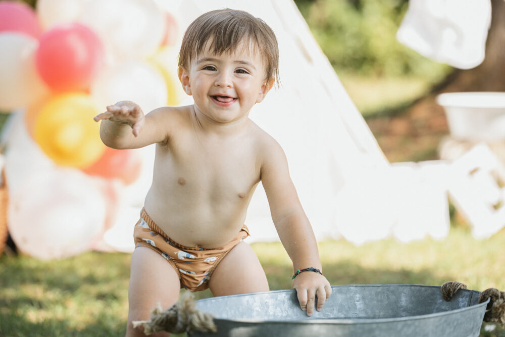Scatto spontaneo bimbo che gattona sull erba servizio famiglia