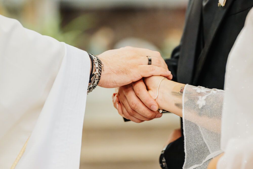 Unione delle mani degli sposi durante la celebrazione del rito in chiesa