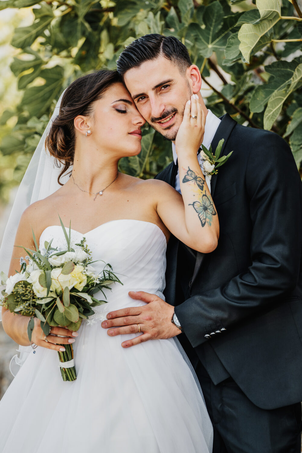Abbraccio sposi romantico e foto di coppia spontanea in Puglia