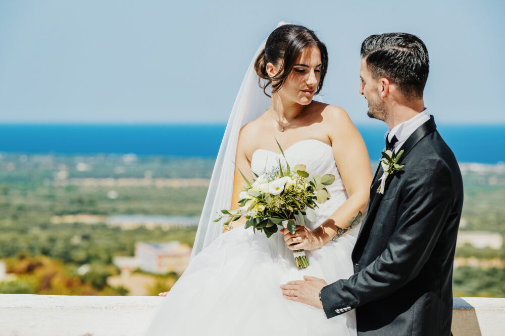 Dettaglio sposi durante il servizio fotografico di matrimonio sul mare in Puglia