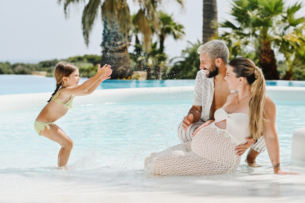 Foto gravidanza di coppia in un giardino fiorito a Brindisi