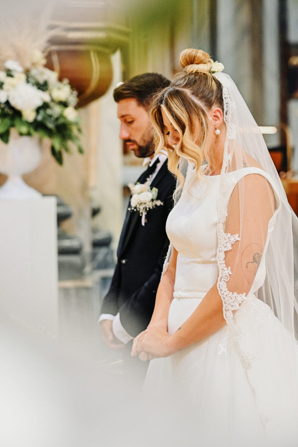 Ritratto sposa romantica ed elegante durante gli scatti artistici