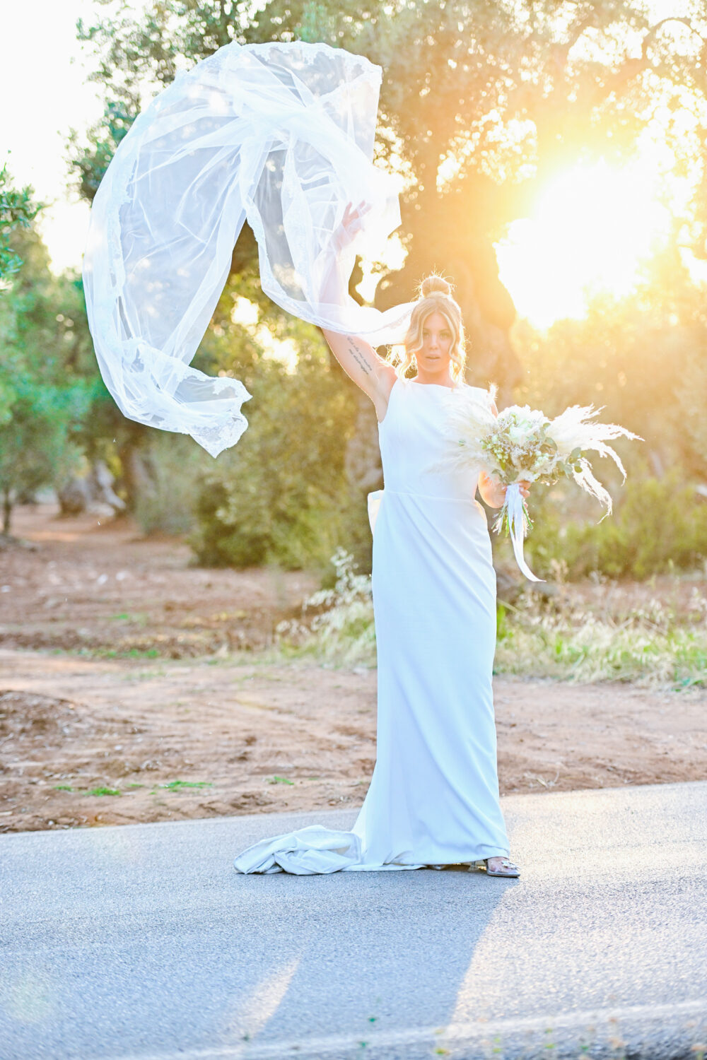 Effetto fluttuante velo sposa controluce al tramonto in Puglia