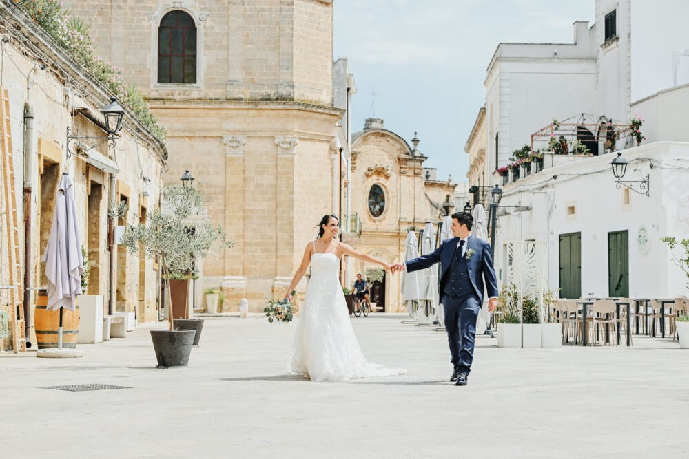 Wedding photographer Brindisi sposi mano nella mano nella natura