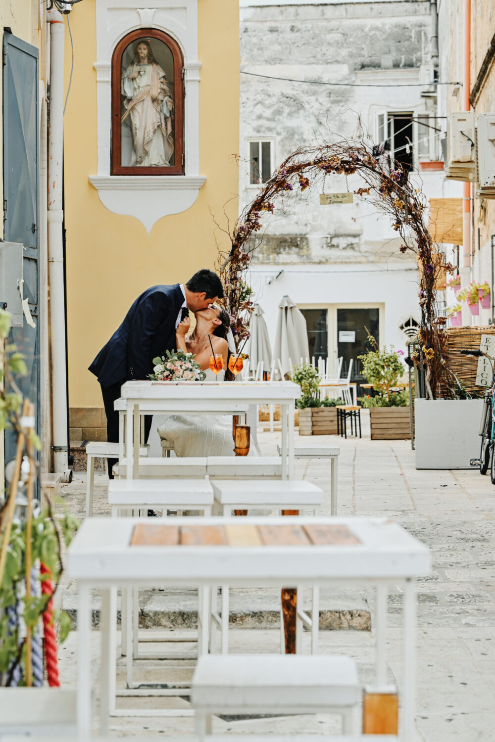 Servizio fotografico sposi nel centro storico di un borgo bianco pugliese