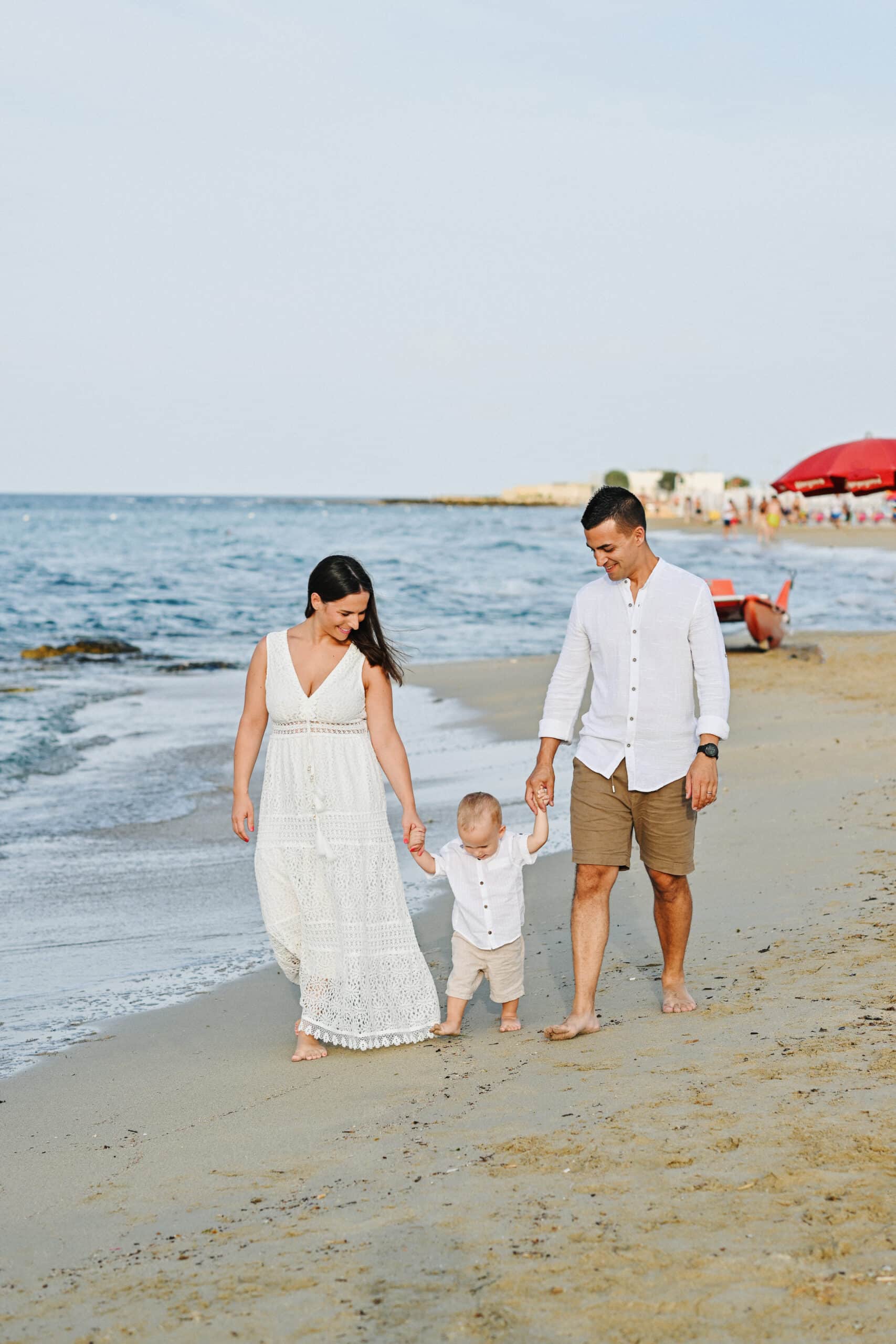 foto di famiglia al mare passeggiata sulla spiaggia