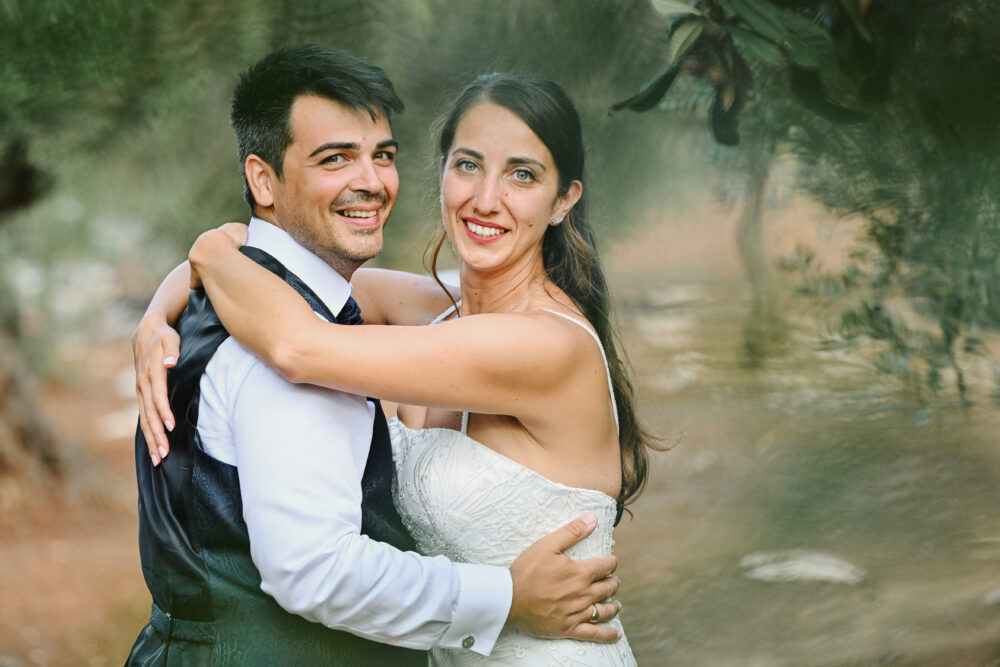 Ritratto sposi felici ed emozionati dopo la cerimonia di nozze