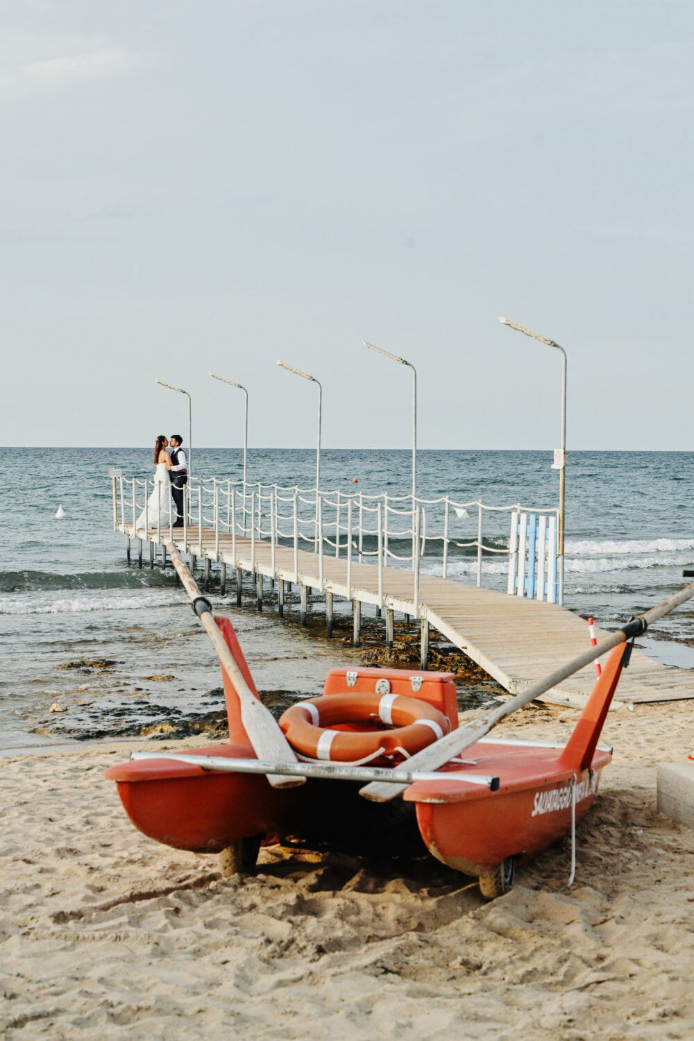 Fotografo matrimonio Lecce sposi sul pontile sul mare