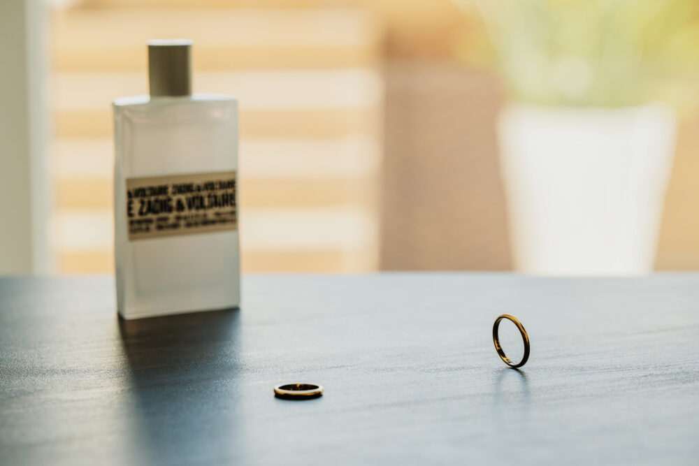 Dettaglio accessori sposo profumo elegante il giorno delle nozze