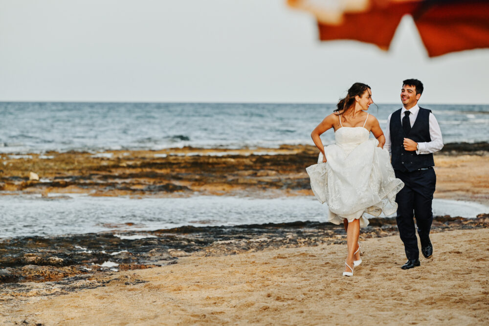 Reportage matrimonio Puglia sposa sulla spiaggia al tramonto