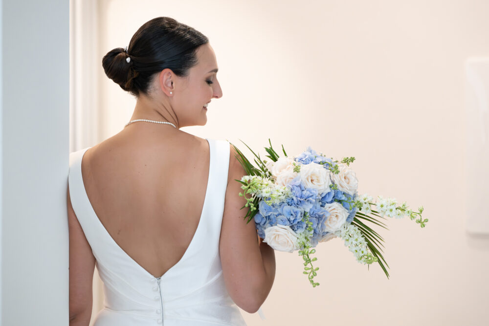 Fotografo matrimoni Taranto scatto spontaneo sposa con bouquet azzurro