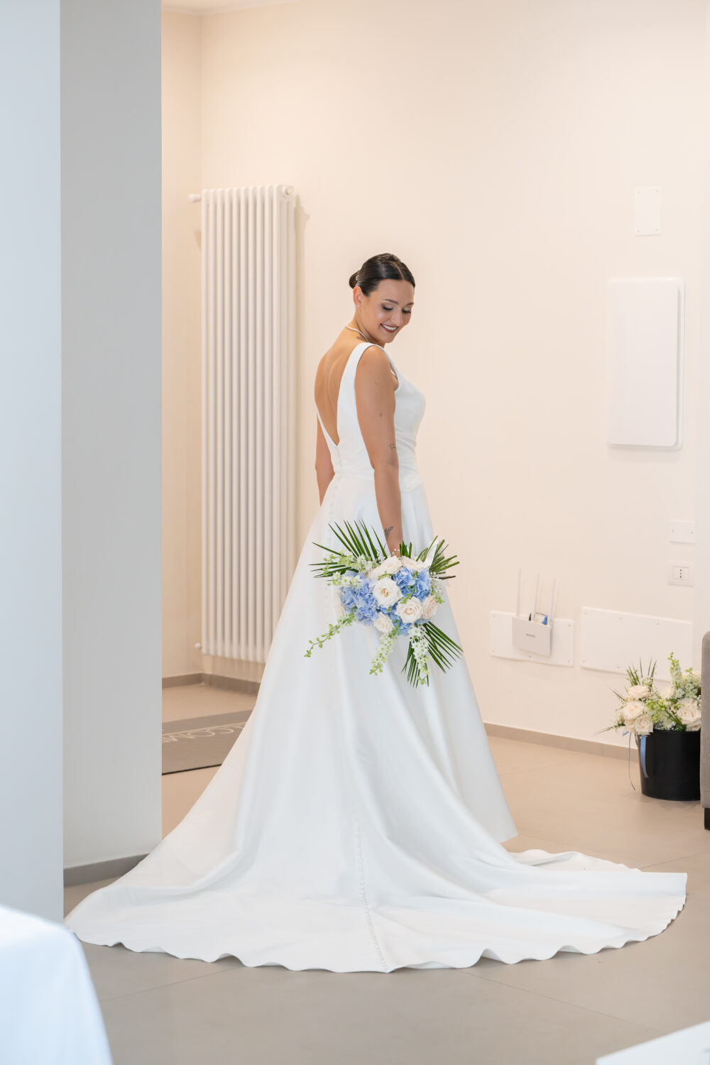 Ritratto sposa di spalle mette in mostra il retro dell abito nuziale