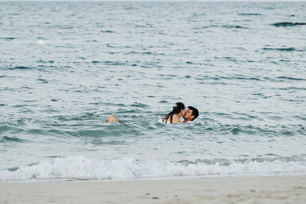 Fotografia matrimonio mare Puglia sposo che solleva la sposa