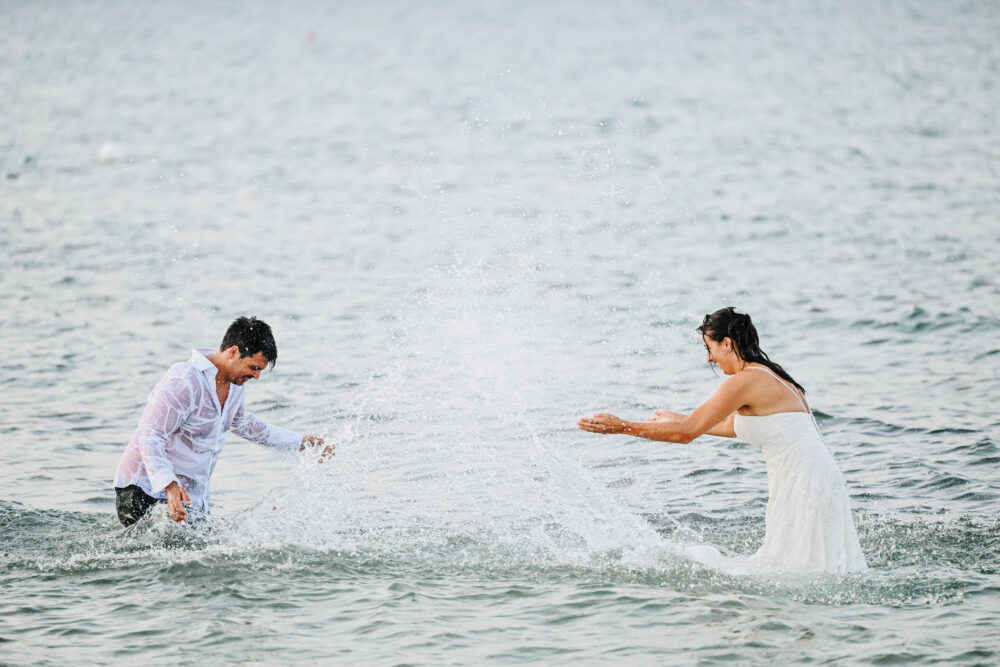 Servizio fotografico matrimonio in spiaggia Puglia sposi sul bagnasciuga