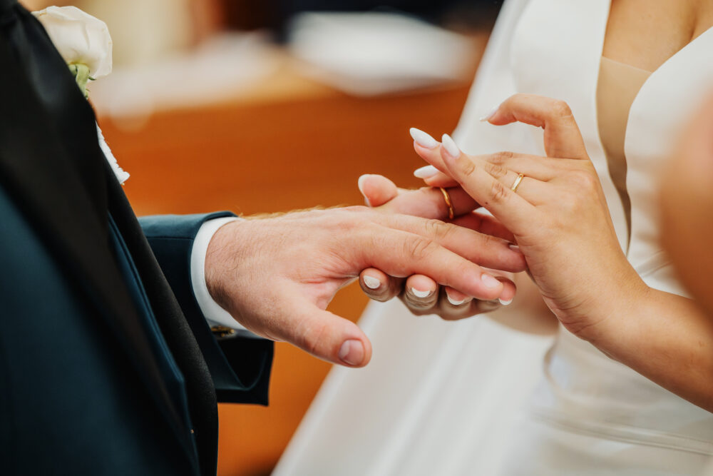 Scambio degli anelli e fedi nuziali durante il rito del matrimonio