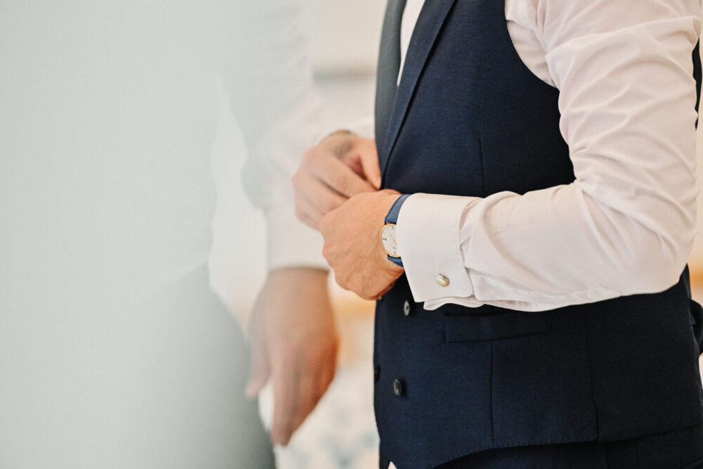 Preparativi sposo servizio fotografico matrimonio stile elegante Brindisi