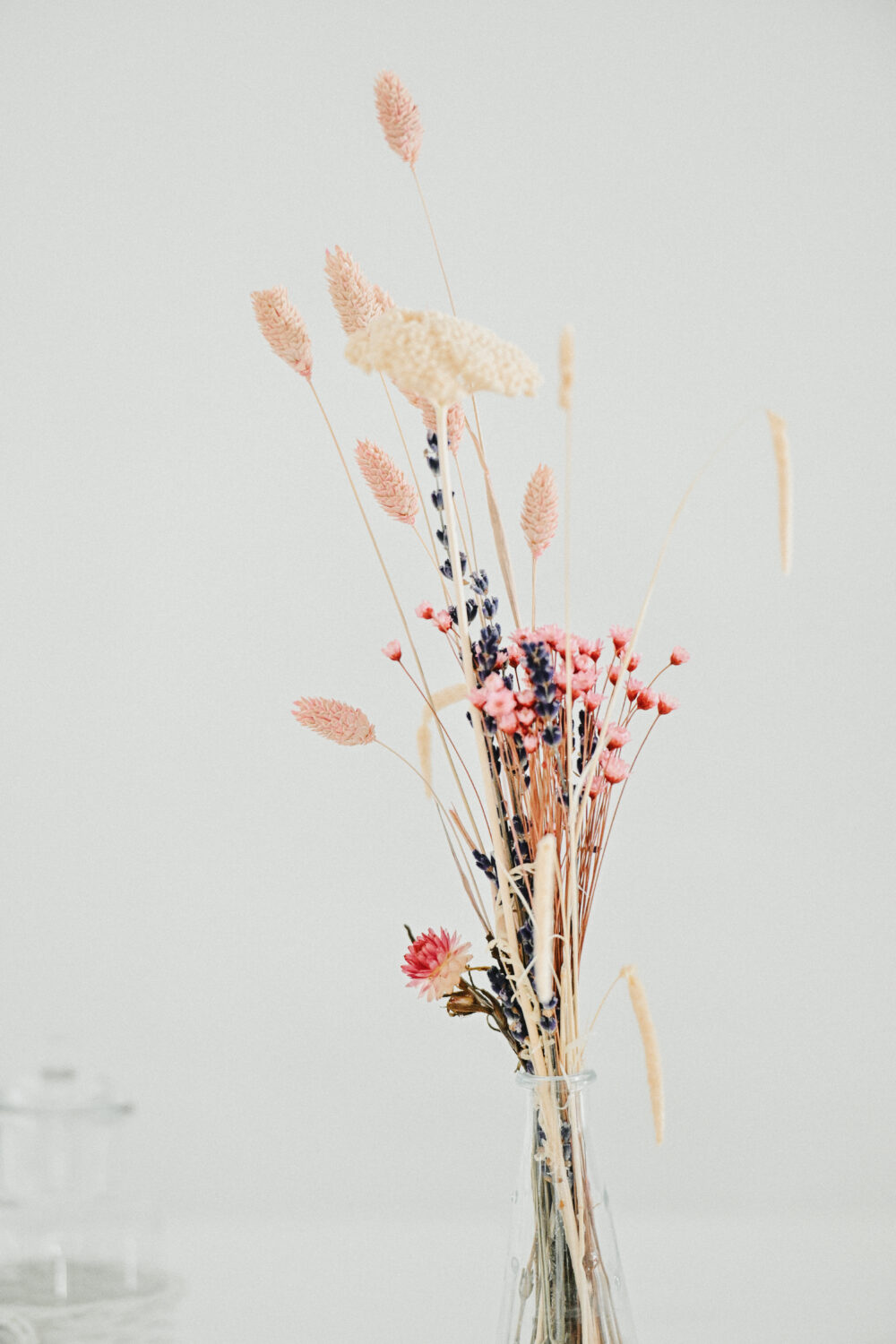 Dettaglio fiori e allestimento floreale minimal per matrimonio in Puglia