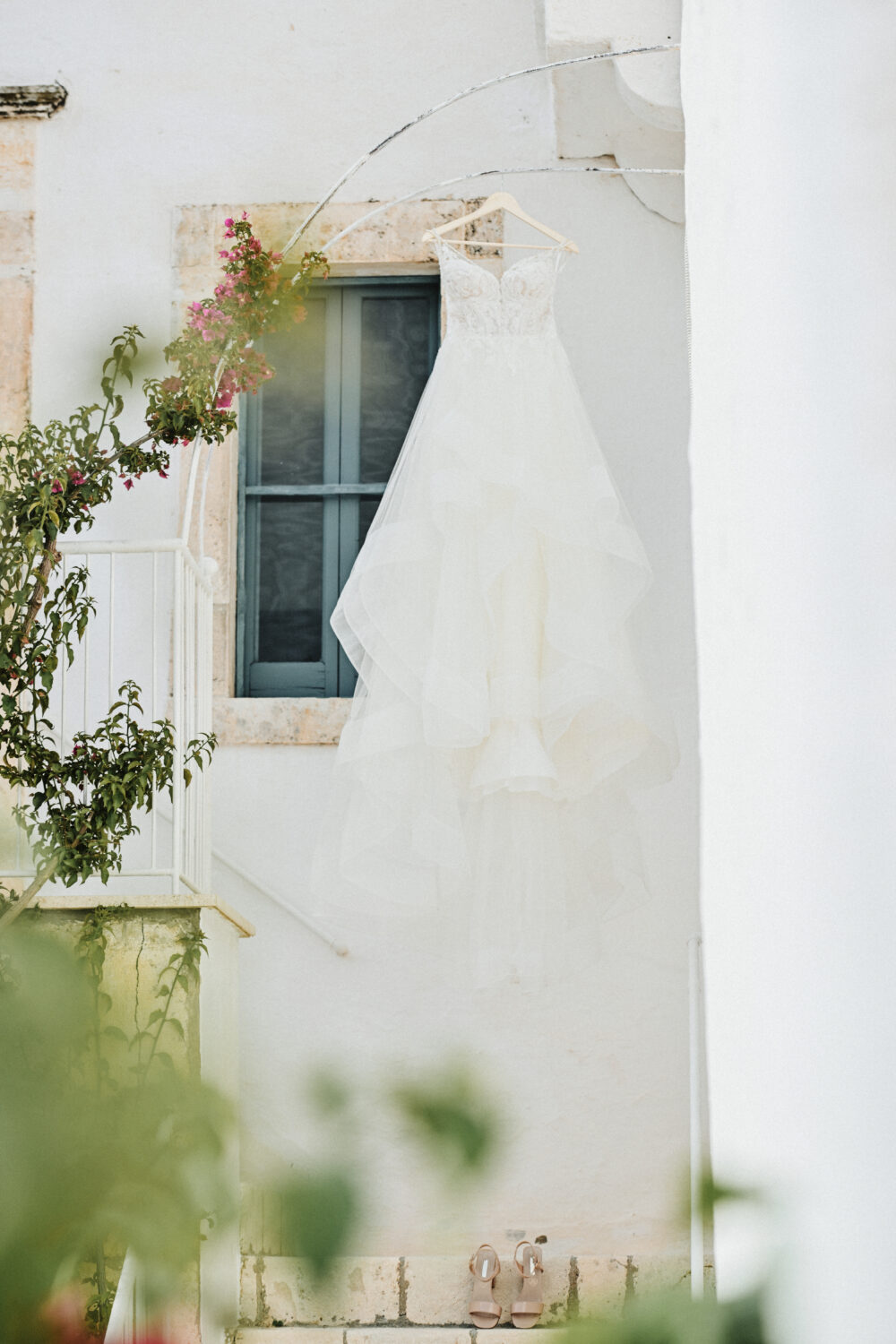 Dettaglio abito da sposa appeso in una masseria tipica in Puglia
