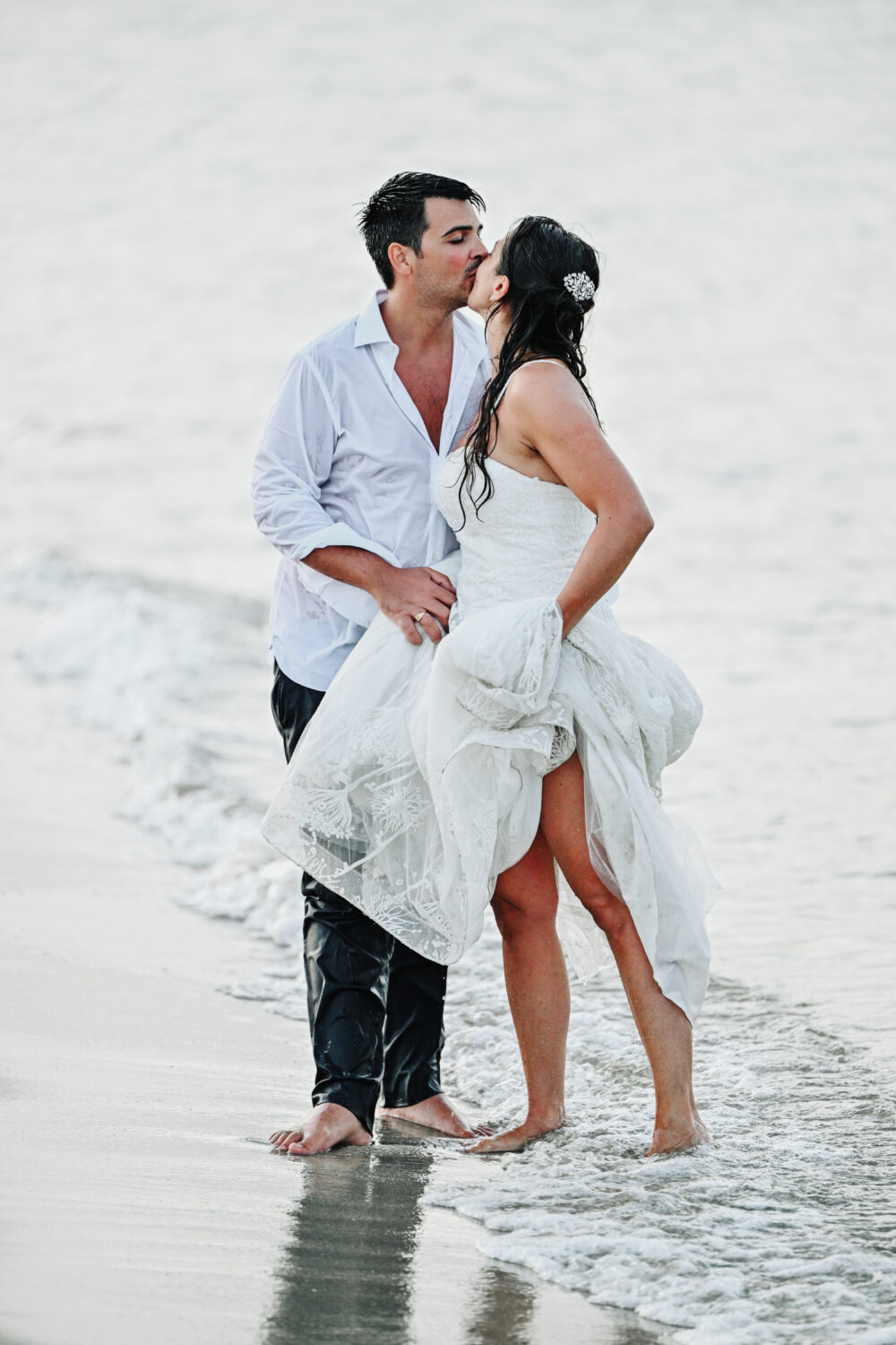 Fotografo matrimonio Brindisi sposi abbracciati Valerio Marraffa