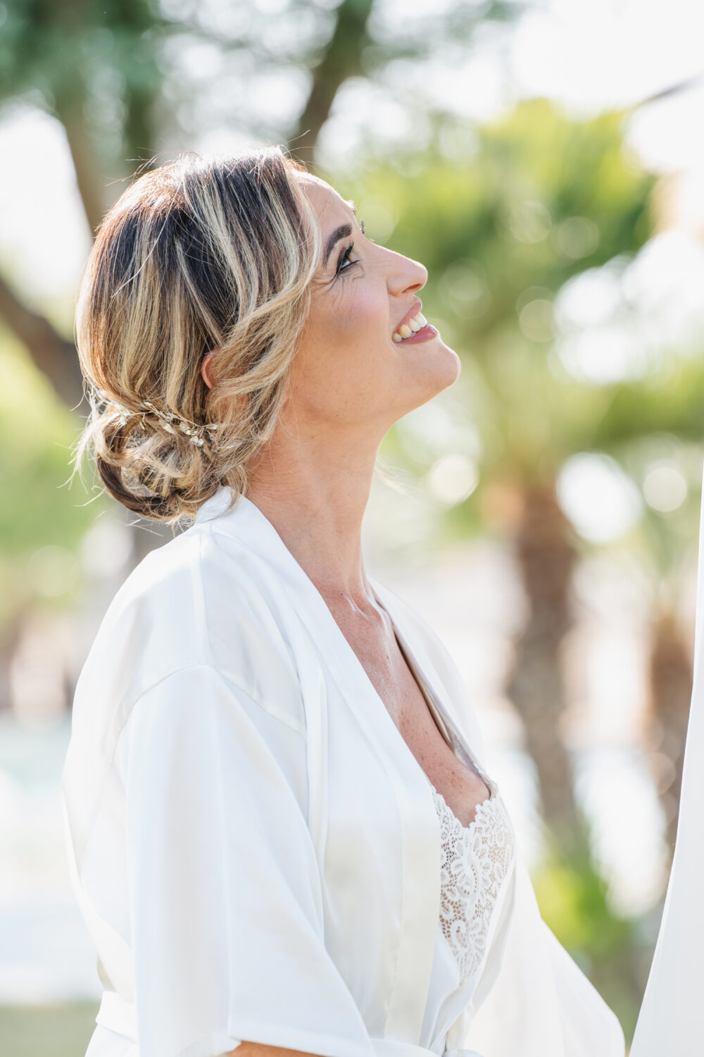 Preparativi sposa Brindisi ritratto luminoso durante il trucco nuziale