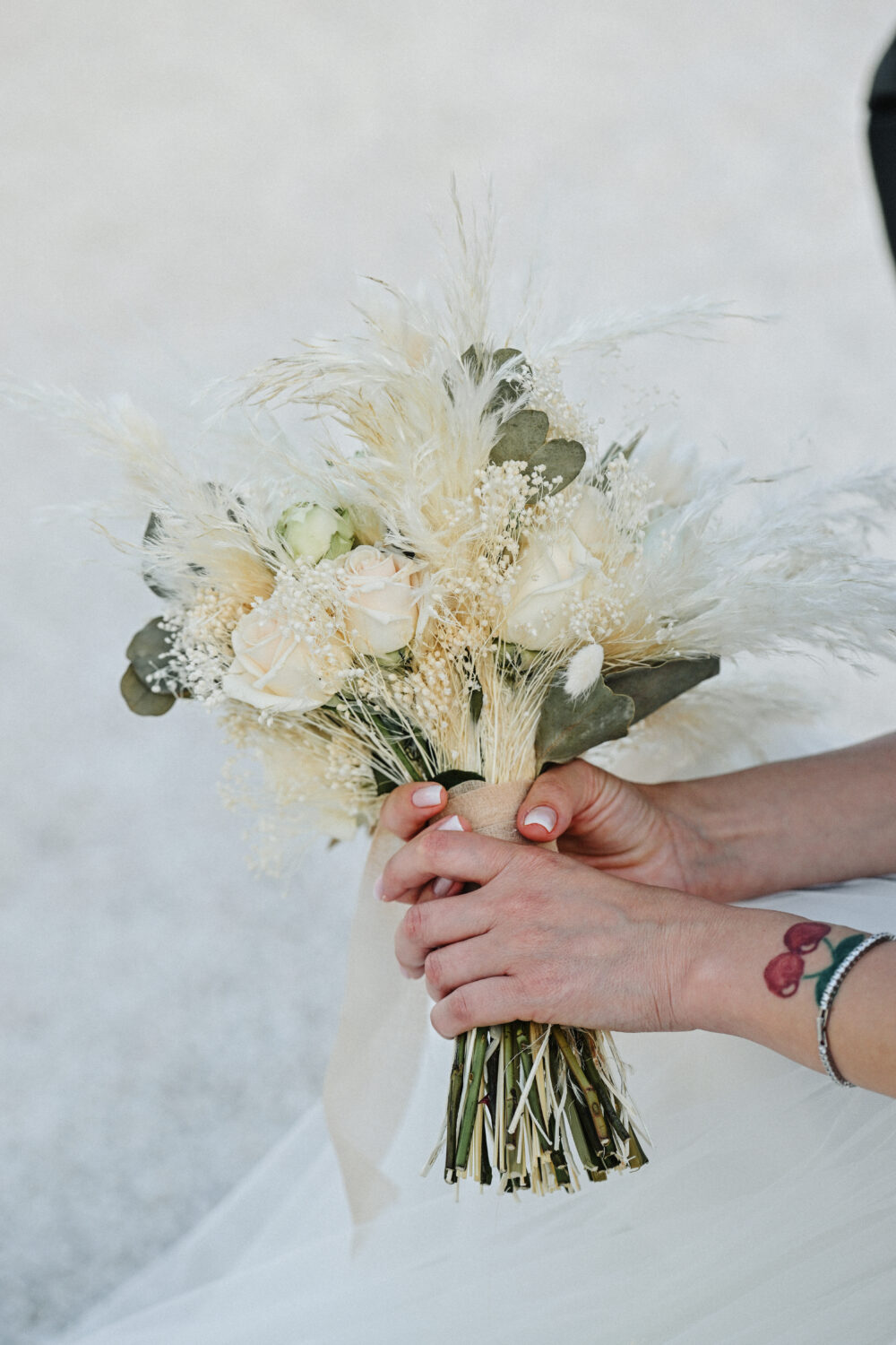 Bouquet sposa elegante con fiori bianchi e rose stabilizzate