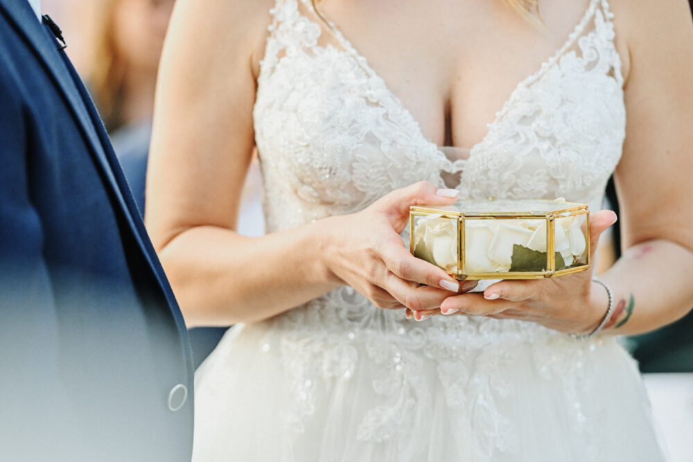 Dettaglio mani della sposa con abito nuziale in pizzo Valerio Marraffa