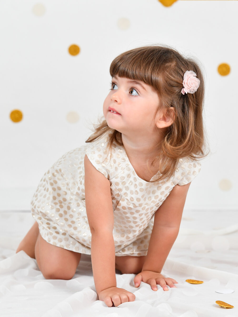 Ritratto artistico bambina con cerchietto floreale in studio