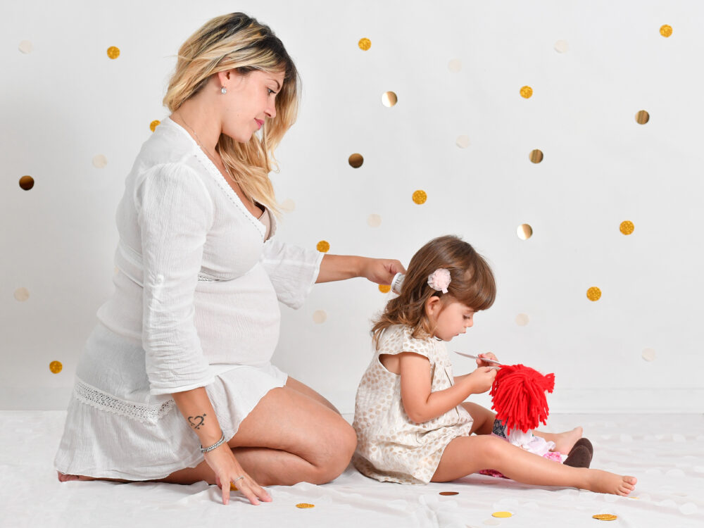 Servizio fotografico maternità Brindisi mamma in dolce attesa con la figlia
